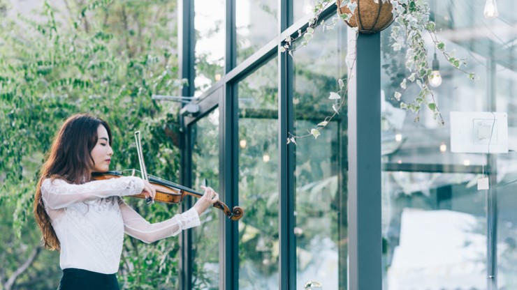 Woman violinist playing outdoors